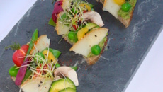 Petite tartine acidulée au caviar de courgette, légumes de saison et copeaux d'Ossau-Iraty