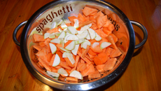 Velouté aux légumes et aux épices avec brisures de magrets de canard fumé