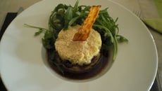 Pressée de pommes de terre, effilochée de bœuf bourguignon, réduction de jus de cuisson, chips de carotte