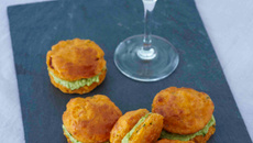 Mini whoopies tomates séchées et crème d'avocat