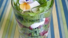 Salade de laitue et fraises et sa crème cajou