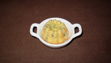 Cannelés au pesto de coriandre et à la tomate