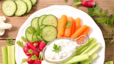 Petits légumes frais, dips au skyr et tahiné