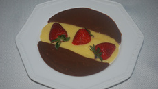 Duo de chocolat sur sa mousseline de fraises