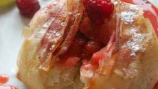 Pastilla fraises, framboises, amandes et miel, parfumée à l'eau de rose et à la bouckha