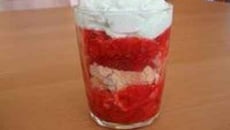Verrine de fraises, dacquoise aux amandes et chantilly à la pistache