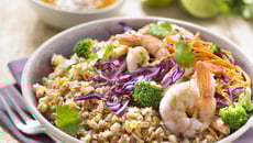 Bowl lentilles corail, crevettes, sésame et chou rouge