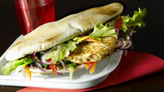 Pita de poulet et légumes
