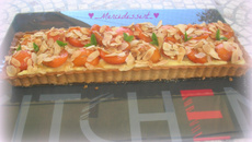 Tarte abricots pochés à la vanille sur crème pâtissière au basilic