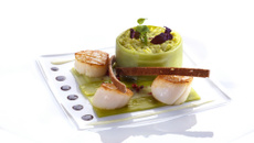 Noix de saint jacques sur lit de poireaux