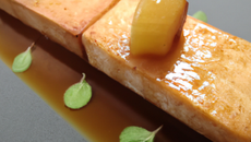 Carré feuilleté de foie gras sur lit sucré
