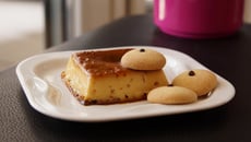 Crème caramel au safran et à la cardamome avec ghoriba aux clous de girofle