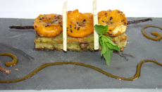 Brochette d'abricots à la vanille et sésame noir, sur un pain de Gêne au thé Matcha et cacaotines, coulis d'abricots