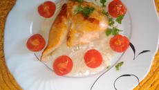 Poulet citronné déposé sur une tomate et son lit de blé