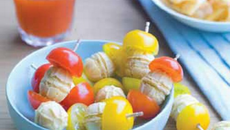 Petites brochettes de tomates cerise et gaufrettes au fromage