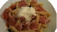 Salade de Pennes, tomates fraîches et parmesan