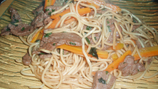 Nouilles sautées au bœuf, carottes et basilic thaï