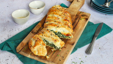 Tarte tressée aux épinards, feta et mozzarella