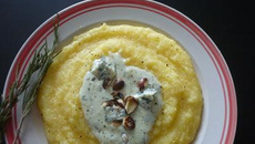 Polenta au Bleu d'Auvergne et aux noisettes