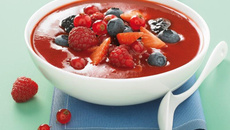 Gaspacho de fraises aux fruits rouges