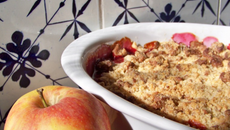 Crumble quetsches, pommes et spéculoos