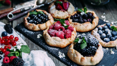 Tartelettes rustiques à l'amande, fraises, framboises, mûres et myrtilles