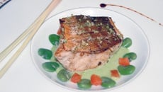 Pavé de rascasse poêlé 'miel et citronnelle', coulis de petits pois, verveine et févettes