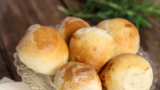 Briochettes apéritives aux abricots secs farcis au roquefort