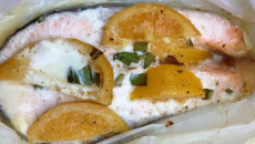 Papillote de saumon au citron confit et coriandre fraîche et raïta d'épinard frais au cumin