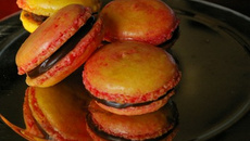 Macarons bicolores choco-cardamome