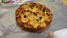 Gâteau aux pêches, rhum et raisins