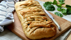 Pizza tressée aux poivrons confits fromage et jambon