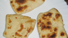 Naans au jambon et fromage fondu