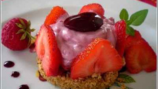 Entremet individuel aux fraises et son croustillant biscuité