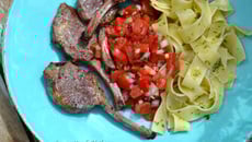 Manchettes d'agneau, salsa de tomates et échalotes au citron vert, pappardelles au basilic