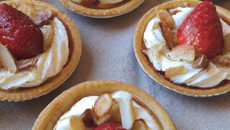 Tartelettes aux fraises des bois et crème pâtissière sur pâte aux amandes