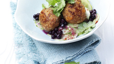 Petites boulettes sur salade de concombre aux myrtilles sauvages