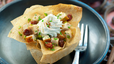 Pastilla de poulet aux herbes et chantilly