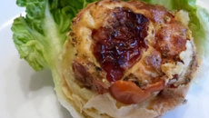 Petits flans de tomates cerise au tartare ail et fines herbes