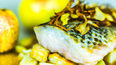 Filet de dorade en écailles de pommes, jus réduit de cidre