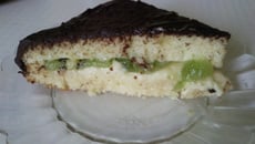 Gâteau au yaourt, kiwi crème pâtissière et glaçage chocolat