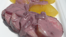 Saucisson au vin rouge sur barbecue.