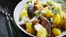 Salade de pommes de terre primeur, poire, maquereau, chèvre, noix et basilic