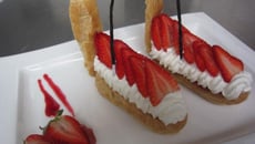L'éclair : compotée de rhubarbe, chantilly mascarpone et fraise