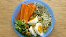 Vermicelles de riz au pesto d'olives vertes et œufs durs