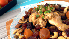 Poulet au vin blanc dattes, cacahuétes et tomates séchées