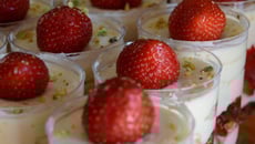 Verrines fraise, pistache, spéculoos et crème légère