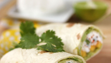 Wraps de fromage de chèvre frais, mangue et avocat