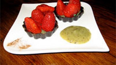 Tarte fraise-kiwi en coque de chocolat