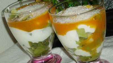 Verrines kiwis-mascarpone et coulis de mangue